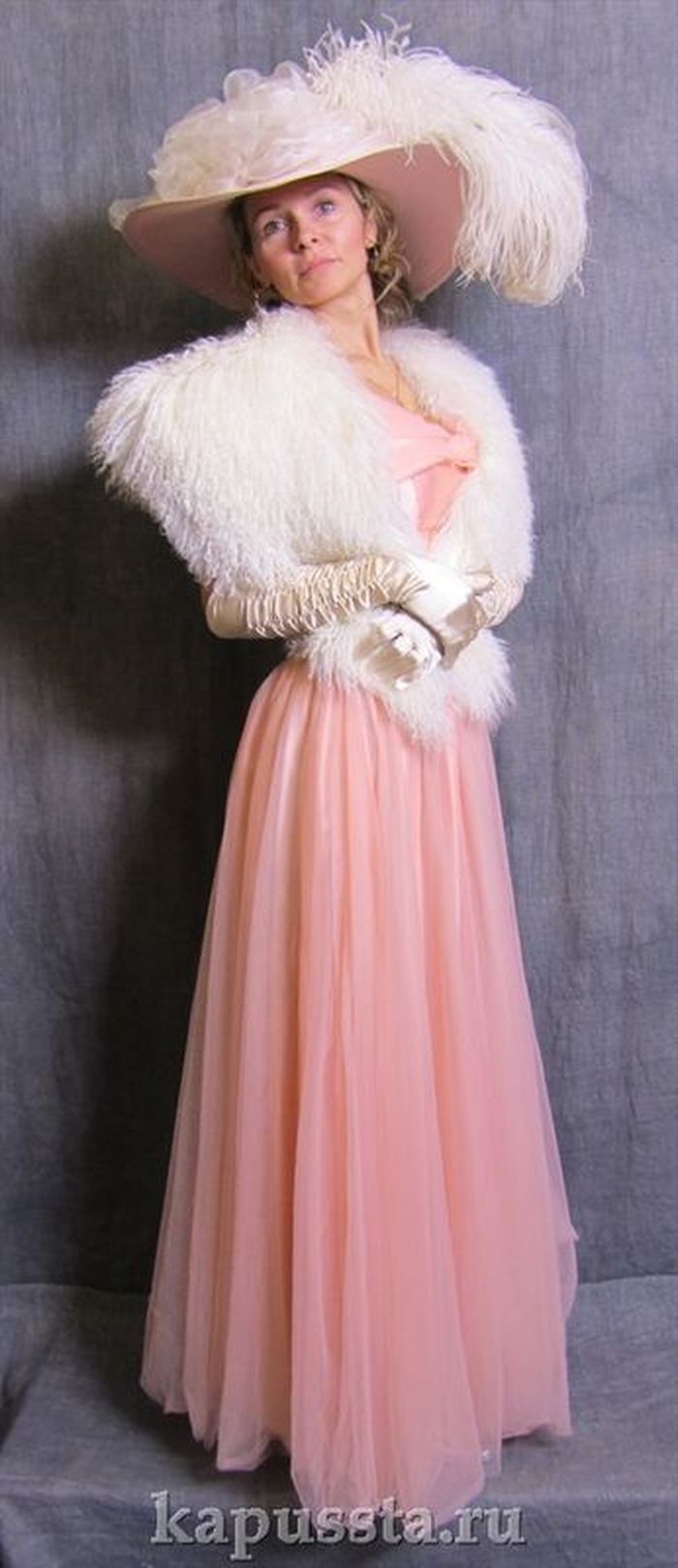 Платье розовое с горжеткой и шляпкой